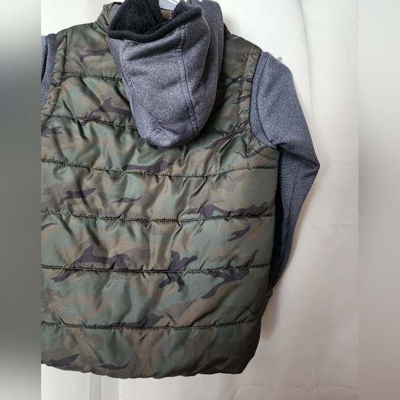 Camouflage Puffer Vest with Gray Sleeves - Picture 3 of 8